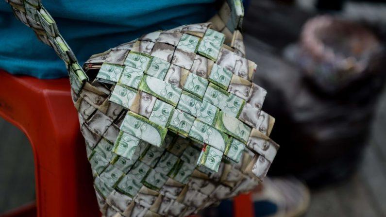 التضخم المفرط.. حينما يتقزم طموح شعب وتتحول النقود إلى سلعة تباع وتشترى