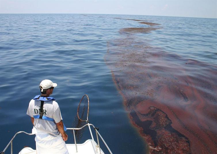 إلى أين وصل سباق السيطرة على مشكلة تسرب النفط في البحار والمحيطات؟